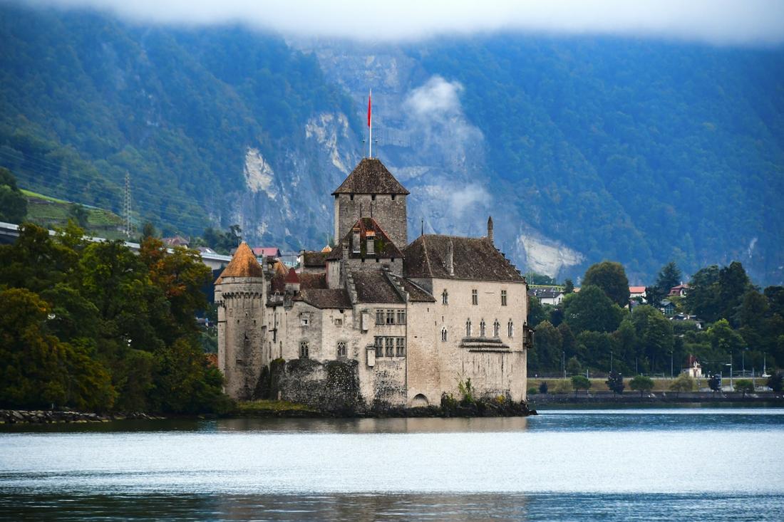 The GoldenPass Panorama & Lakeside Castle Escape